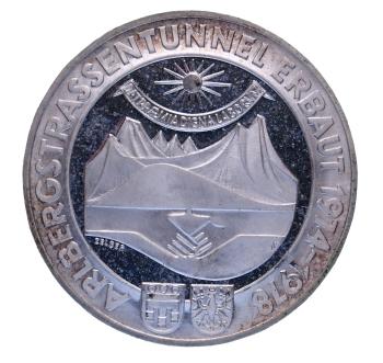 100 Schilling Silber 1978 – Zwei Hände vor Bergkulisse, Sonne und lateinischem Spruch, Polierte Platte