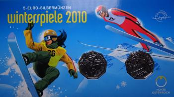 5-Euro-Silbermünze Österreich 2010 „Winterspiele Skisprung & Snowboard“ in originalem Blister, Prägequalität Handgehoben (HGH), Motiv mit Wintersportlern