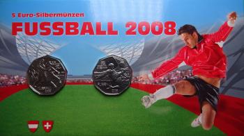5-Euro-Silbermünze Österreich 2008 „Fußball – Anpfiff in der Schweiz und Finale in Wien“ in originalem Miniblister, Prägequalität Handgehoben (HGH), Motiv mit Fußballspieler und Schweizer Symbolik