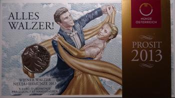 5-Euro-Silbermünze Österreich 2013 mit Motiv eines Walzer tanzenden Paares, neuneckige Form, Handgehoben-Qualität im Originalblister mit Infofolder.