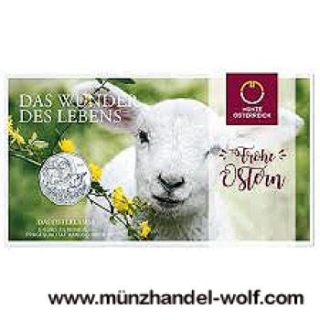 5 Euro Silbermünze 2017 mit Osterlamm-Motiv in Handgehobener Prägung, präsentiert im dekorativen Blister der Münze Österreich